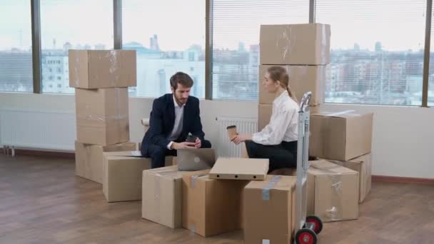 Stěhujeme Nové Kanceláře Kancelářští Pracovníci Sedí Lepenkových Krabicích Komunikují Pijí — Stock video
