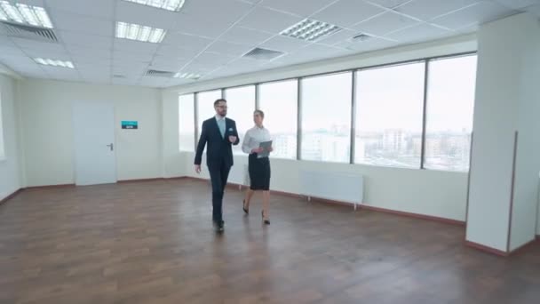 Pár Top Manažerů Jde Obchodní Jednání Interiér Bílých Kancelářských Prostor — Stock video
