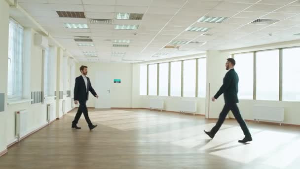 商务会议上 高层经理们走到商务会议上 与商人们握手 在一幢摩天大楼里 一个有着全景窗的白色办公空间的内部 — 图库视频影像