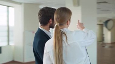 İşadamı ve iç mimar, dijital tablet ekran, beyaz ofis içi ve modern tasarım teknolojilerinin yardımıyla ofis alanında çalışıyorlar..