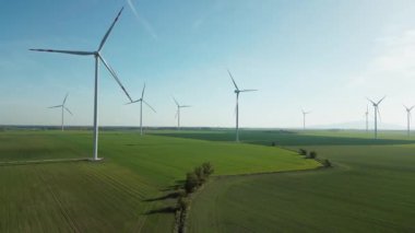 Rüzgar türbinleri yeşil alanda enerji üretir, modern enerji santrali, alternatif enerji kaynakları, kuadrokopter uçuş, ekoloji.