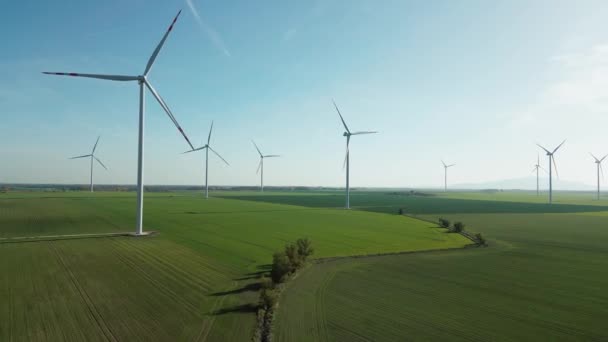 Turbiny Wiatrowe Wytwarzają Energię Zielonym Polu Nowoczesną Elektrownię Alternatywne Źródła — Wideo stockowe