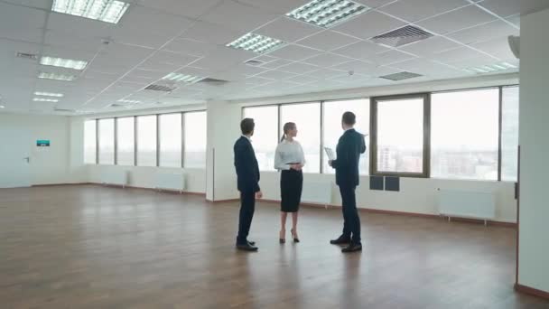 Affärsmöte Kontorsutrymme Att Hyra Interiören Vit Kontorslokal Med Panoramafönster Kommunikation — Stockvideo