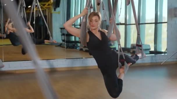 Gruppträning Och Stretching Med Tränare Ett Modernt Gym Stretchövningar Med — Stockvideo