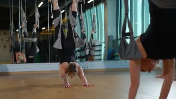 Stretching Session Och Gruppträning Med Tränare Ett Modernt Gym Stretching — Stockvideo