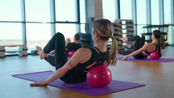 Groepsfitness Stretching Met Een Coach Een Moderne Fitnessruimte Hurken Met — Stockvideo