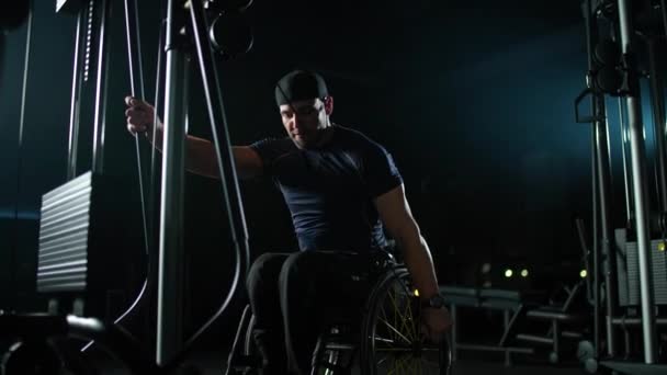 Cámara Lenta Fortaleza Atleta Discapacitado Bloques Elevación Sillas Ruedas Máquina — Vídeos de Stock