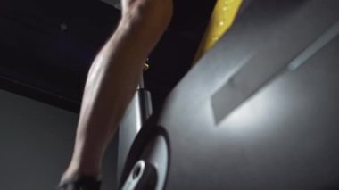 Bisiklet üzerinde bisiklet eğitimi, sporcu adam bisiklet simülatörlerinde aerobik dayanıklılık eğitimi alıyor, ayak manzarası....
