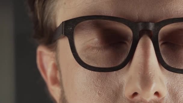 Портрет Мужчины Очках Смотрит Камеру Крупным Планом Глаза Мужчина Открывает — стоковое видео