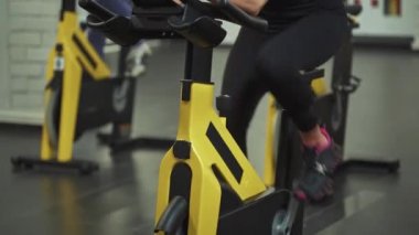 Sağlık, spor bisikleti eğitimi, iki kadın spor salonundaki simülatörlerde aerobik dayanıklılık eğitimi, bisiklet eğitimi..