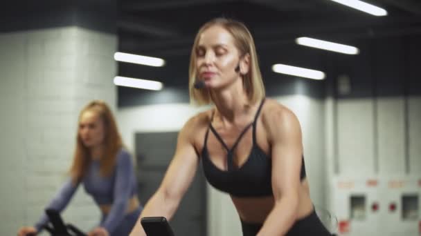 Fitness Med Tränare Kvinnlig Träning Spinncyklar Två Kvinnor Utför Aerob — Stockvideo