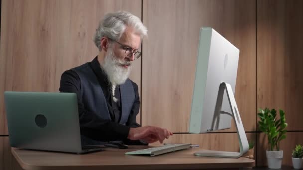 Gericht Grijs Harig Ontwerper Werkt Het Kantoor Aan Computer Typen — Stockvideo