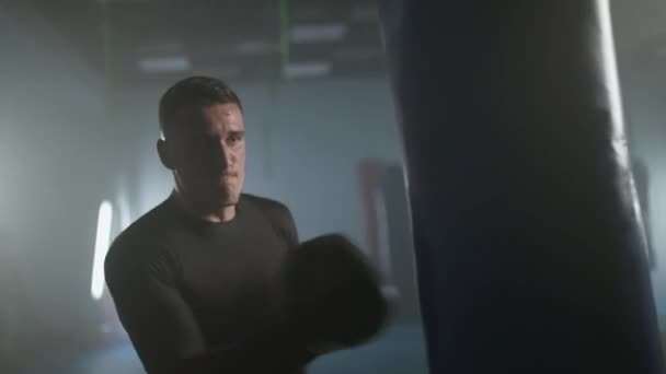 Cámara Lenta Luchador Profesional Entrena Sus Golpes Defensa Gimnasio Boxeo — Vídeos de Stock