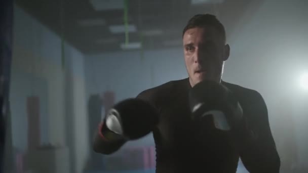 Zpomalený Pohyb Profesionální Bojovník Trénuje Údery Obranu Boxerské Tělocvičně Muž — Stock video