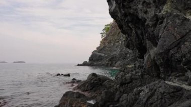 Kıyı şeridi, doğa manzarası, güzel deniz manzarası, dalgaların manzarası ve büyük kayalar, durağan arka plan..