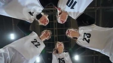 Spor motivasyonu, basketbol oyuncularından oluşan takım tezahürat yapıyor ve maçtan önce moralleri yükseltiyor, uluslararası kadınlar basketbol şampiyonası, düşük açılı bakış açısı..