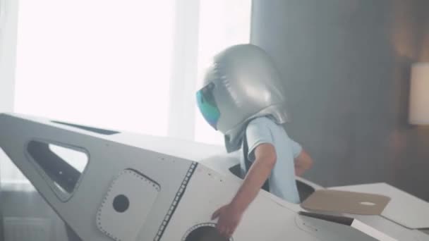 Enfance Adolescent Costume Astronaute Joue Avec Une Navette Spatiale Carton — Video