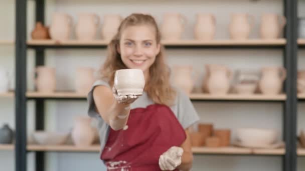 Ritratto Una Donna Allegra Ceramista Lavoro Vasaio Una Brocca Argilla — Video Stock