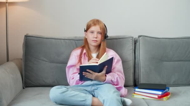 Online Lernen Rothaarige Teenagerin Die Auf Der Couch Wohnzimmer Sitzt — Stockvideo