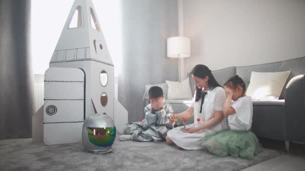 Dia Família Mulher Asiática Com Crianças Brincar Sala Estar Casa — Vídeo de Stock