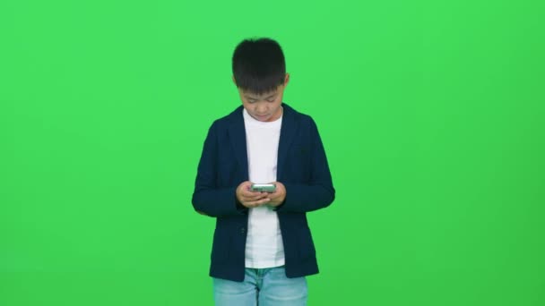Mobile Gaming Scolaro Asiatico Giacca Cravatta Sfondo Verde Che Gioca — Video Stock