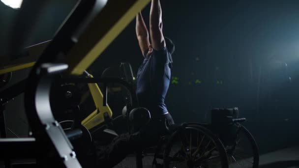 Fortaleza Atleta Discapacitado Bloques Elevación Sillas Ruedas Una Máquina Gimnasio — Vídeos de Stock