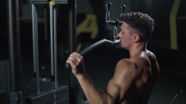 Homme Athlétique Dans Les Blocs Levage Gymnastique Entraînement Sur Appareil — Video