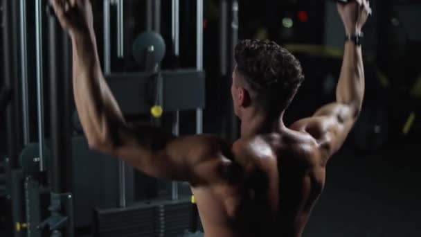 Gece Vakti Spor Salonundaki Atletik Adam Jimnastik Makinesindeki Blokları Kaldırıyor — Stok video