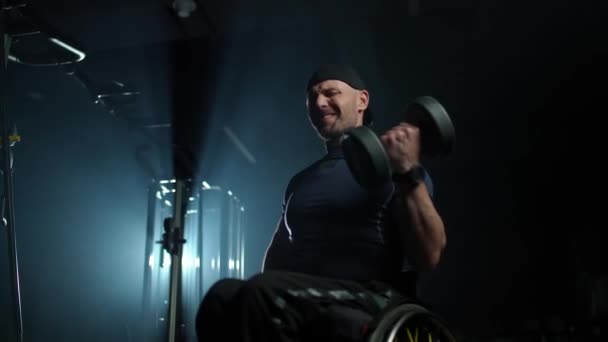 Sportowiec Niepełnosprawny Wózku Inwalidzkim Wykonuje Ćwiczenia Hantlami Człowiek Niepełnosprawny Wykonuje — Wideo stockowe