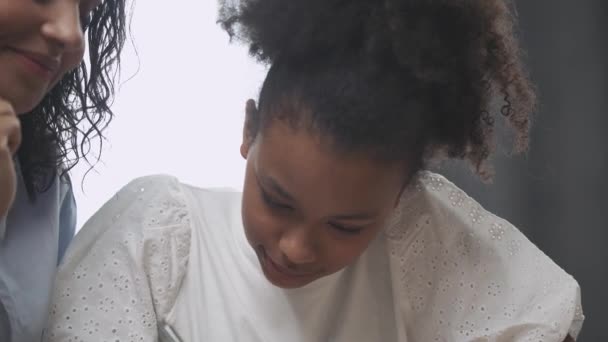Elég Sötét Bőrű Lány Házi Feladatot Csinál Otthon Asztalnál Anyjával — Stock videók