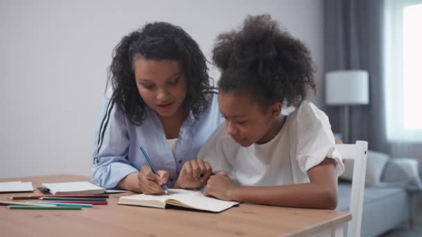 在家学习 和妈妈一起在家里做作业的脸色苍白的小女孩 给自己上一课 — 图库视频影像