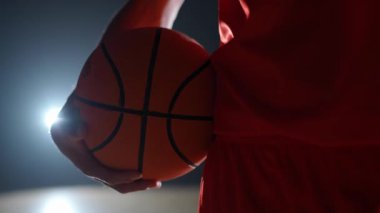 Profesyonel basketbolcu, elinde top tutuyor, uluslararası basketbol şampiyonası, ağır çekim..