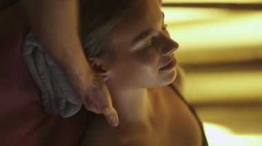 Profesyonel masör genç bir kadına boyun masajı yapıyor, spa tedavileri, sosyal ağlar için dikey video..