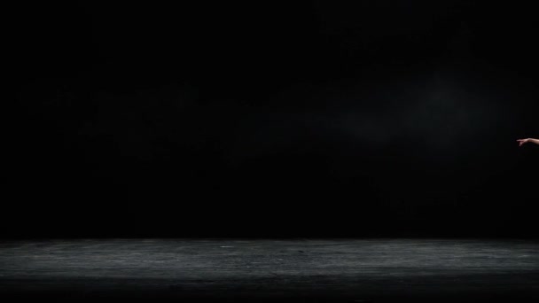 バレエパフォーマンス 白いチュートゥダンスで優雅なバレリーナと黒の背景で劇的な振付要素を実行します 風味と美しいダンス — ストック動画