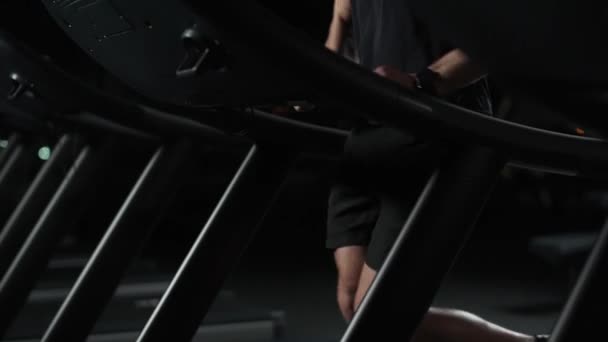 Νυχτερινή Προπόνηση Ανώνυμος Άντρας Διάδρομο Αερόβια Άσκηση Και Προπόνηση Αντοχής — Αρχείο Βίντεο