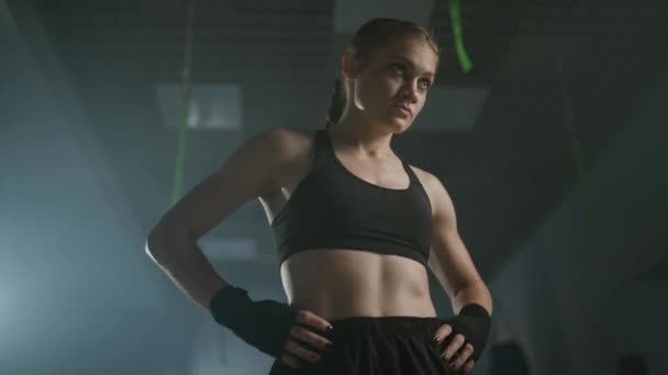 Mujer Joven Luchadora Profesional Calienta Antes Una Pelea Gimnasio Boxeo — Vídeos de Stock