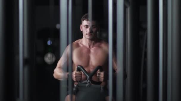 Spor Salonundaki Atletik Adam Kürek Çekme Makinesindeki Blokları Kaldırıyor Blok — Stok video