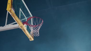Basketbol antrenmanı, erkek oyuncu basketbolu başarıyla potaya fırlatıyor, 4 bin yavaş çekim..