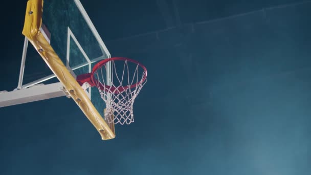Баскетбол Навчальна Гра Людина Гравець Успішно Кидає Баскетбол Кошик Повільний — стокове відео