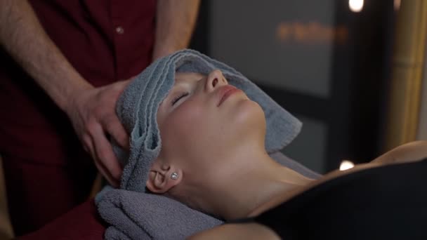 Handheld Massagista Profissional Faz Uma Massagem Cabeça Relaxante Para Uma — Vídeo de Stock