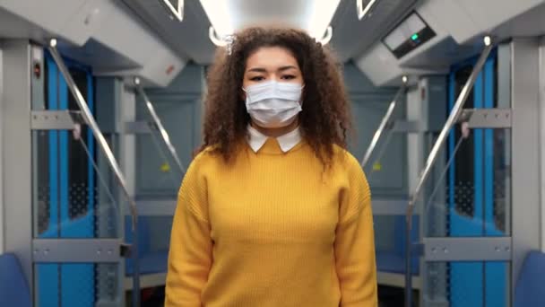 Retrato Uma Jovem Mulher Pele Escura Máscara Médica Monta Metrô — Vídeo de Stock