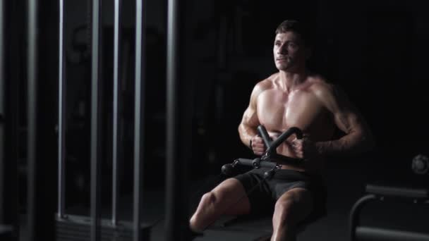 Spor Salonundaki Atletik Adam Kürek Çekme Makinesindeki Blokları Kaldırıyor Blok — Stok video