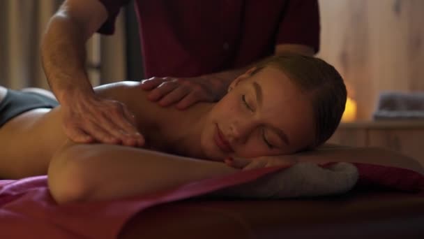Spa Behandelingen Professionele Masseur Maakt Een Ontspannende Rugmassage Voor Een — Stockvideo