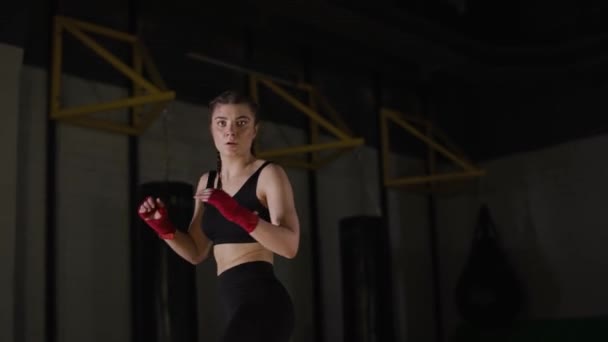 Kadın Dövüşçü Boks Salonunda Antrenman Yapıyor Genç Kadın Kameraya Bakıyor — Stok video