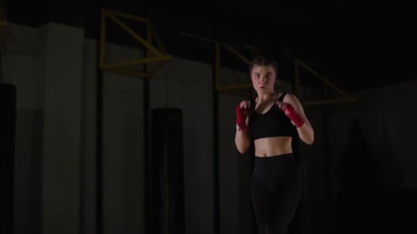 Mujer Deportiva Combate Entrena Sus Patadas Entrenamiento Gimnasio Boxeo Mujer — Vídeos de Stock
