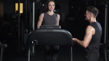 Sağlık, koşu bandında koşan, koçla antrenman yapan, spor salonunda aerobik ve dayanıklılık eğitimi alan genç bir kadın, gece hayatı..