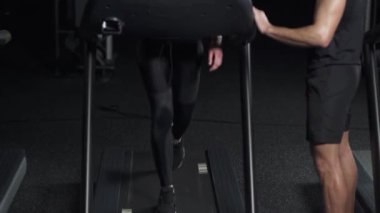 Koşu bandında koşan, koçla antrenman yapan, spor salonunda aerobik ve dayanıklılık eğitimi alan genç bir kadın, gece hayatı..