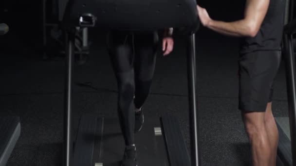 Koşu Bandında Koşan Koçla Antrenman Yapan Spor Salonunda Aerobik Dayanıklılık — Stok video