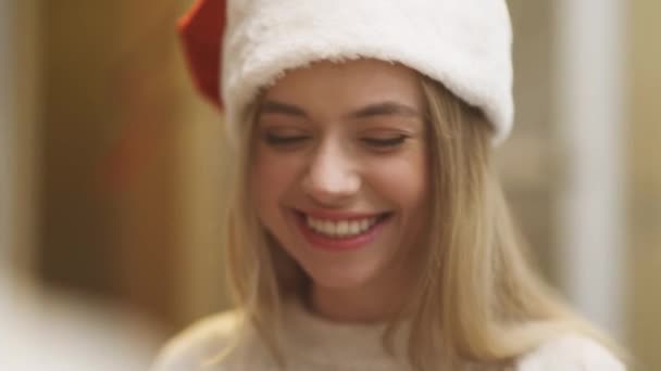 Fejrer Jul Munter Par Giver Hinanden Kasser Med Gaver Portræt – Stock-video