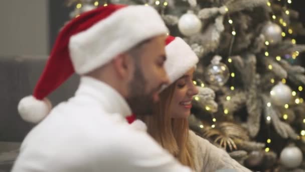 Святкуючи Різдво Молода Пара Сидить Підлозі Вітальні Шампанське Чоловік Жінка — стокове відео